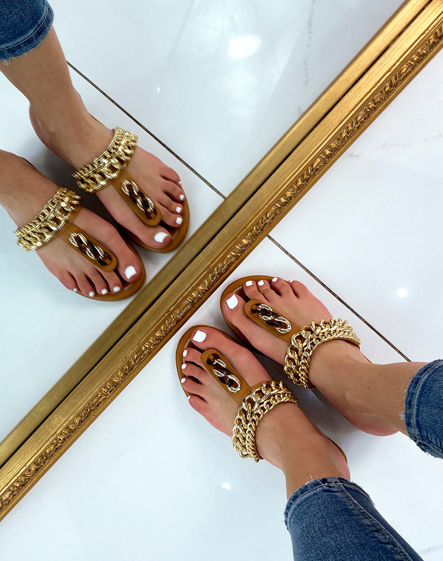 Mules à entredoigt camel avec chaines dorées