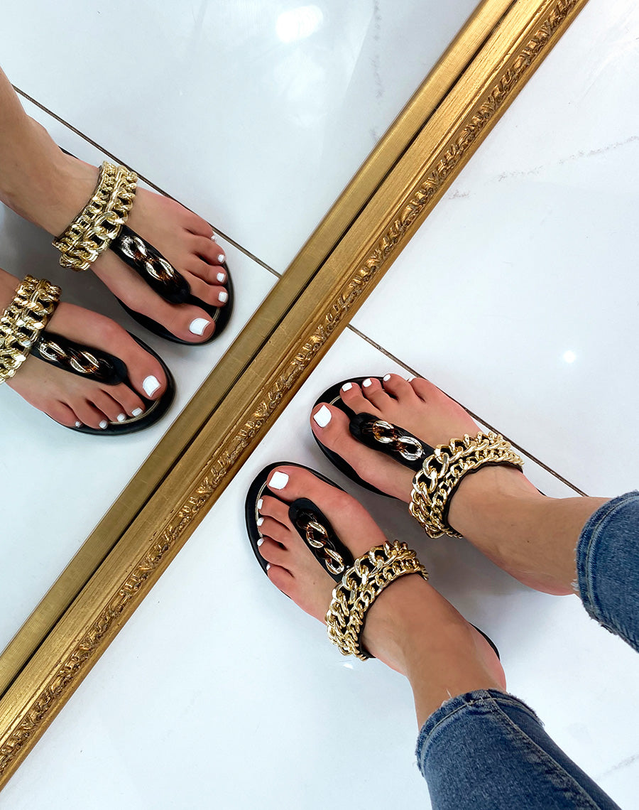 Mules à entredoigt noires avec chaines dorées