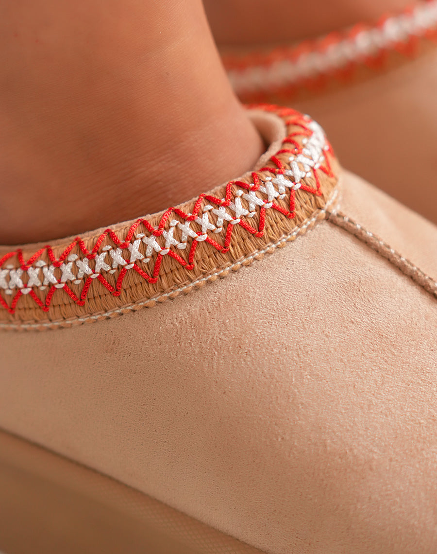Mules femme beige tendance avec plateforme et surpiq?res rouges et blanches
