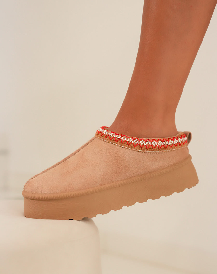 Mules femme beige tendance avec plateforme et surpiq?res rouges et blanches