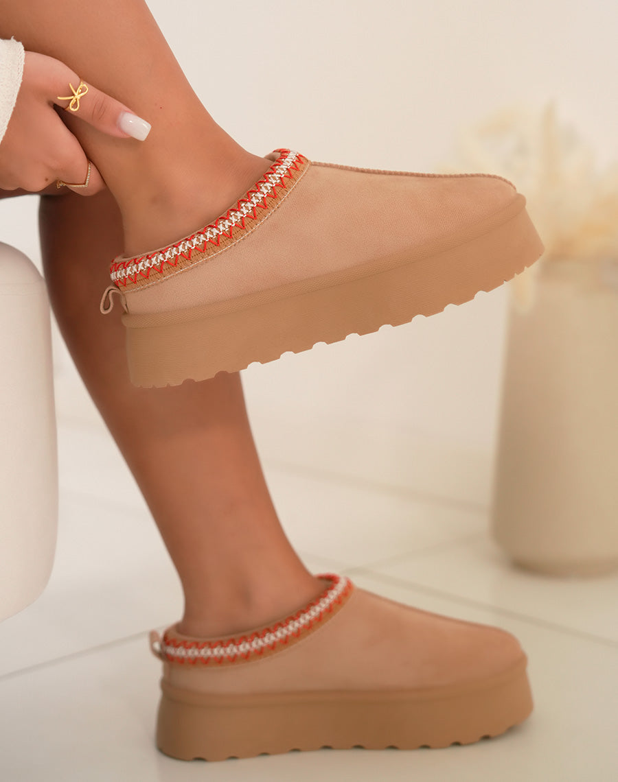 Mules femme beige tendance avec plateforme et surpiq?res rouges et blanches