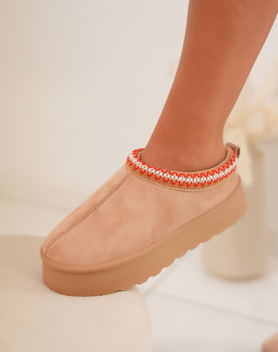 Mules femme beige tendance avec plateforme et surpiq?res rouges et blanches