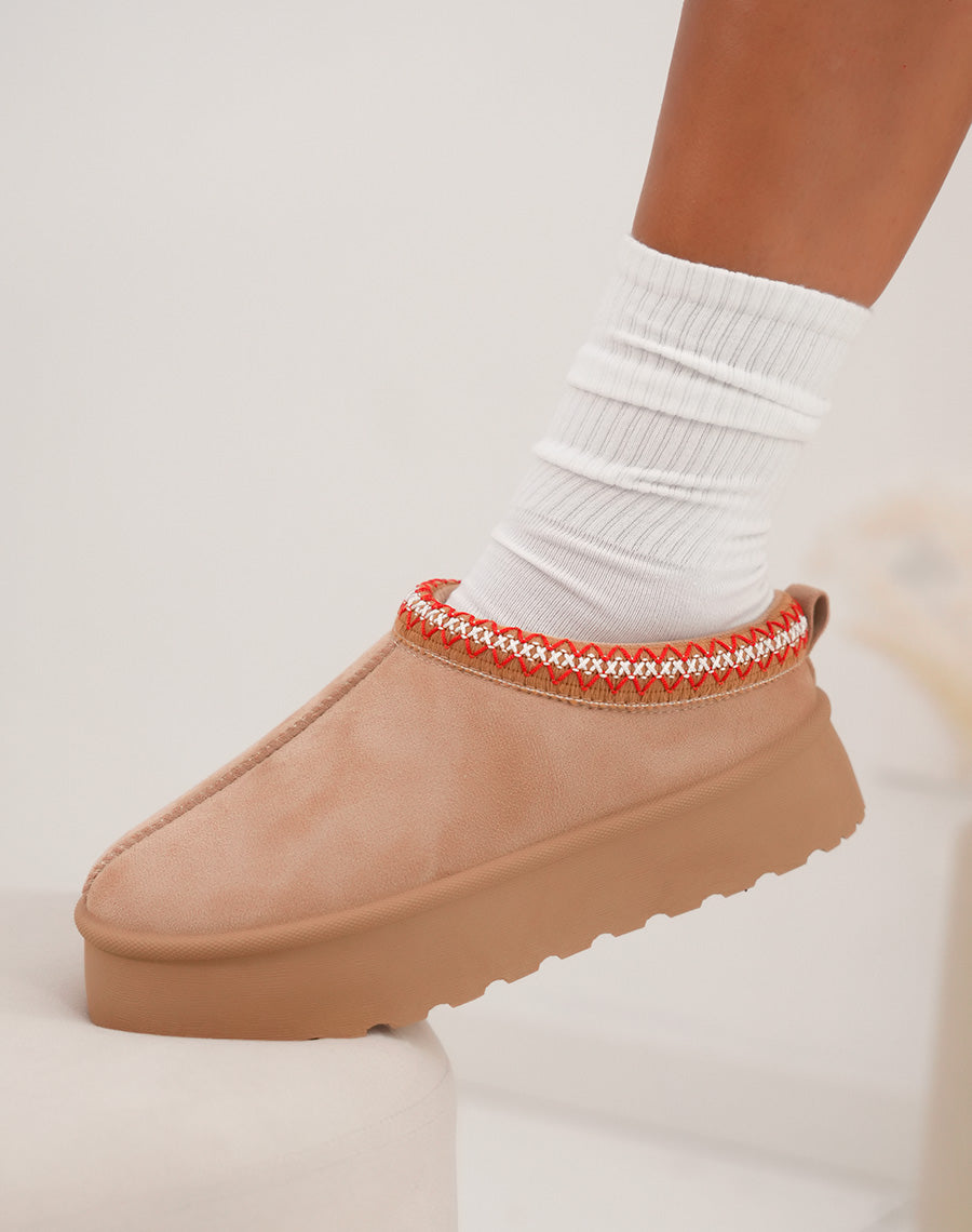 Mules femme beige tendance avec plateforme et surpiq?res rouges et blanches