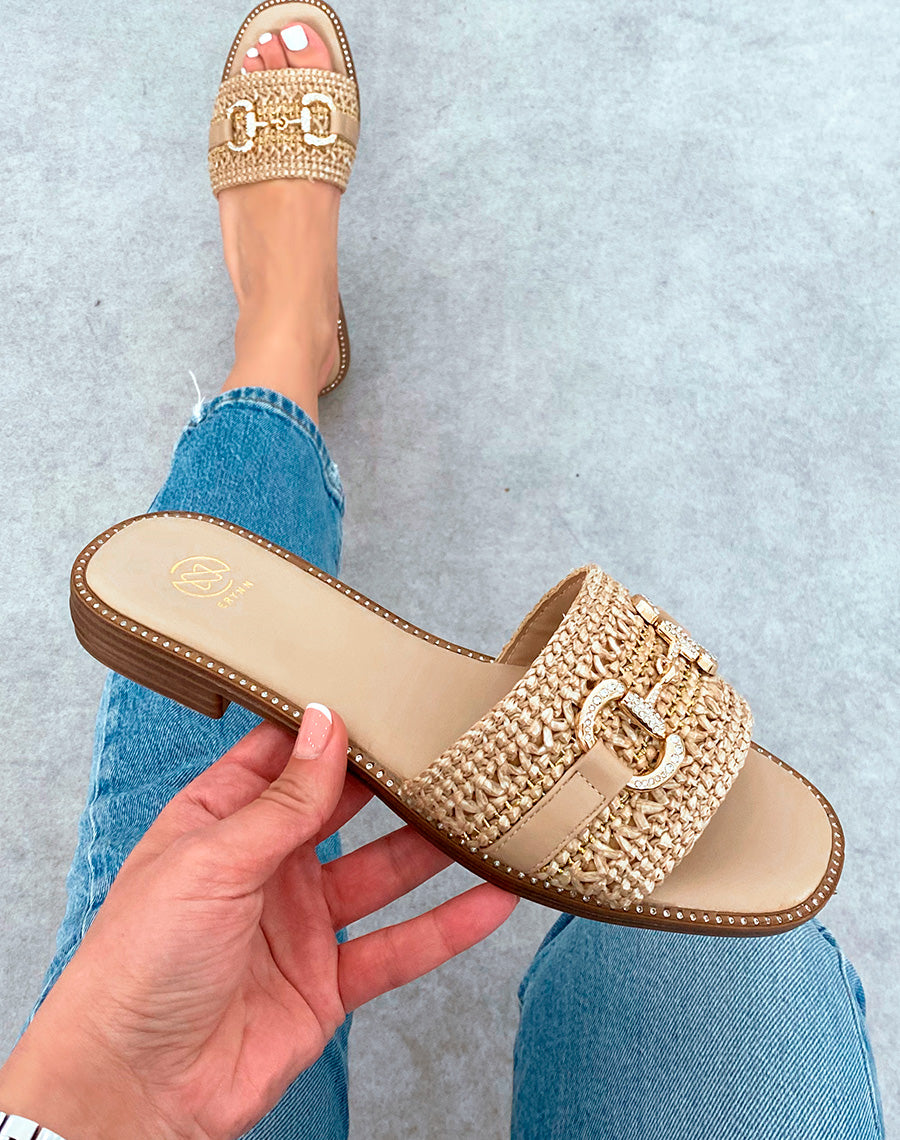 Mules femme beiges élégantes avec détails strass et bijoux dorés