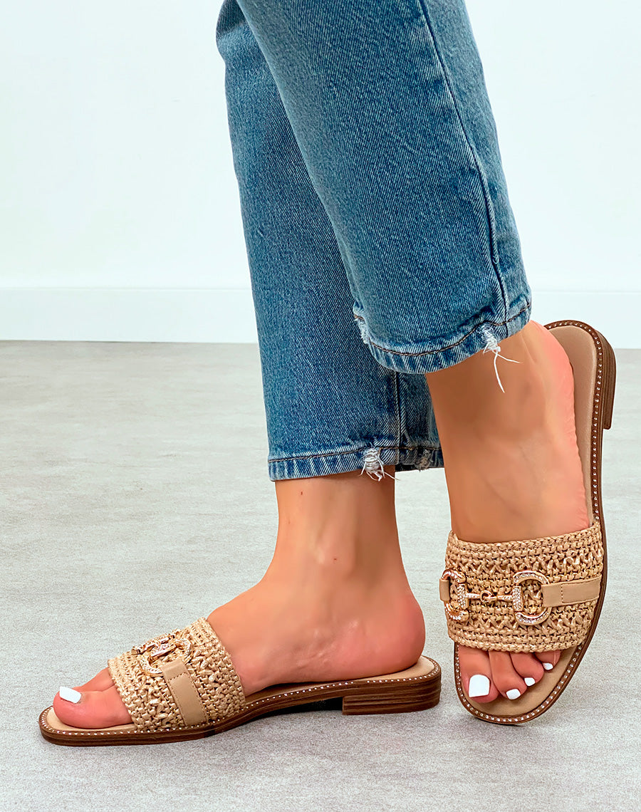 Mules femme beiges élégantes avec détails strass et bijoux dorés
