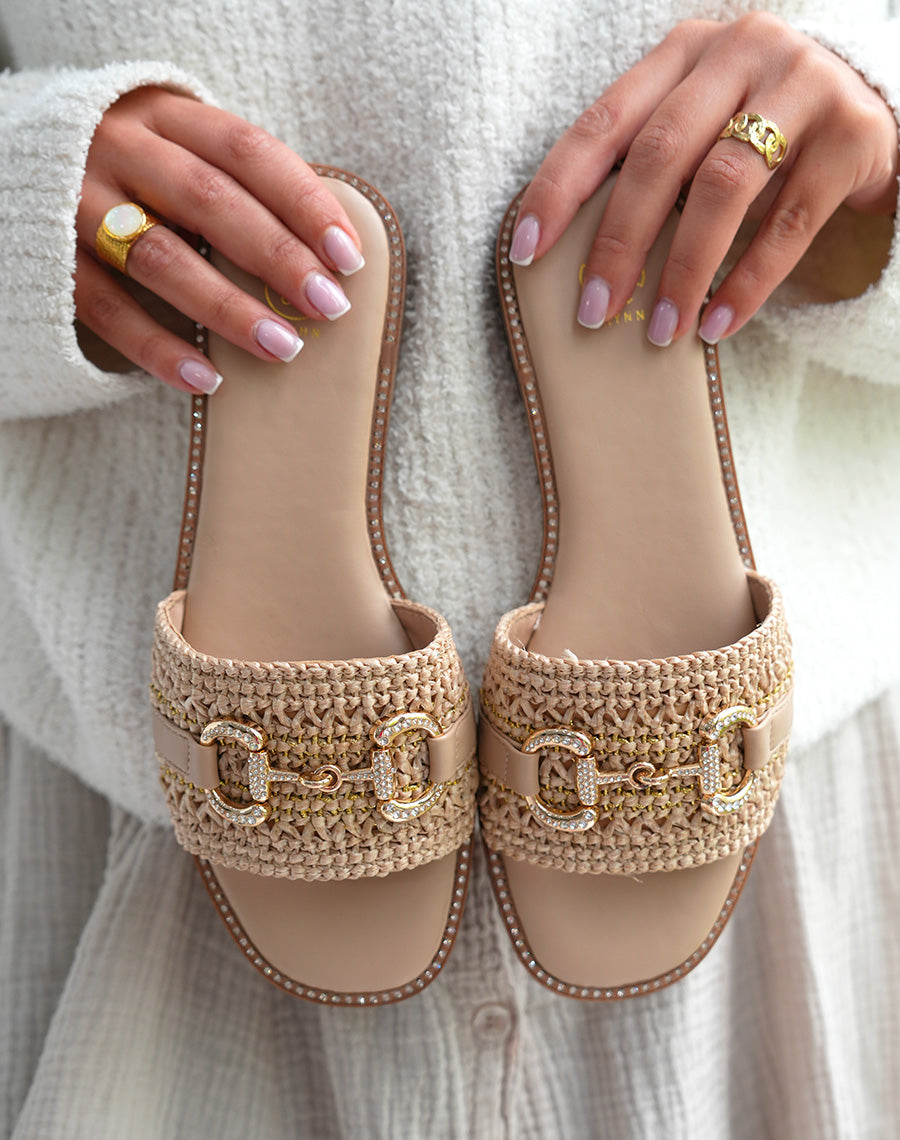Mules femme beiges élégantes avec détails strass et bijoux dorés