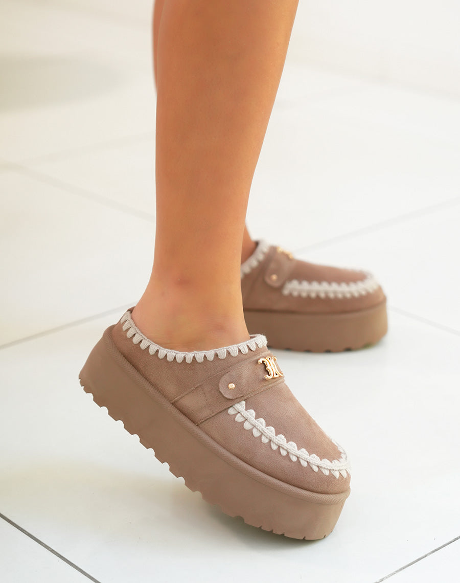 Mules femme beiges tendance avec broderies et détail doré