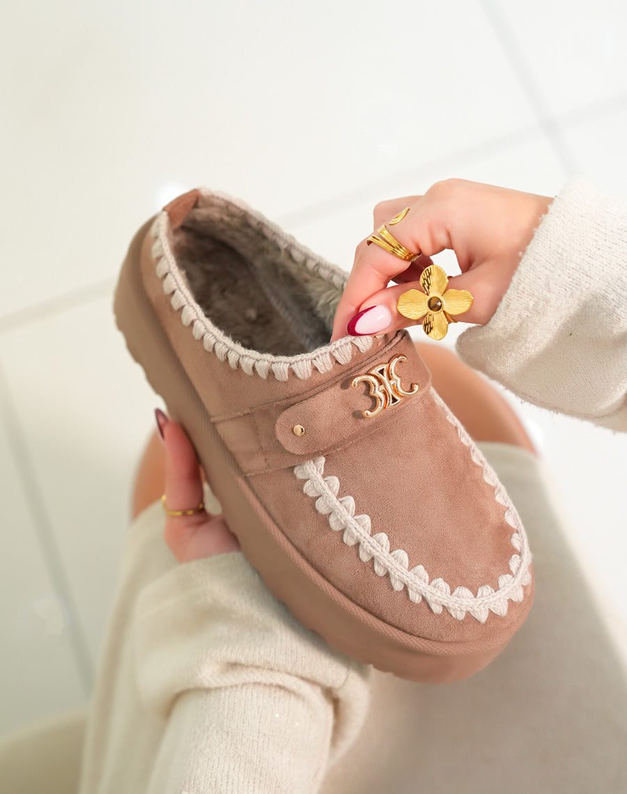 Mules femme beiges tendance avec broderies et détail doré