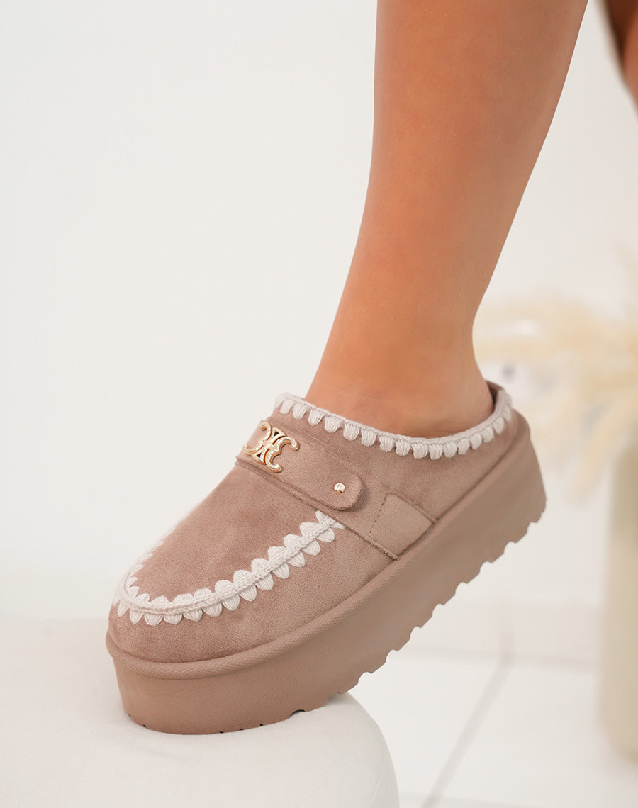 Mules femme beiges tendance avec broderies et détail doré