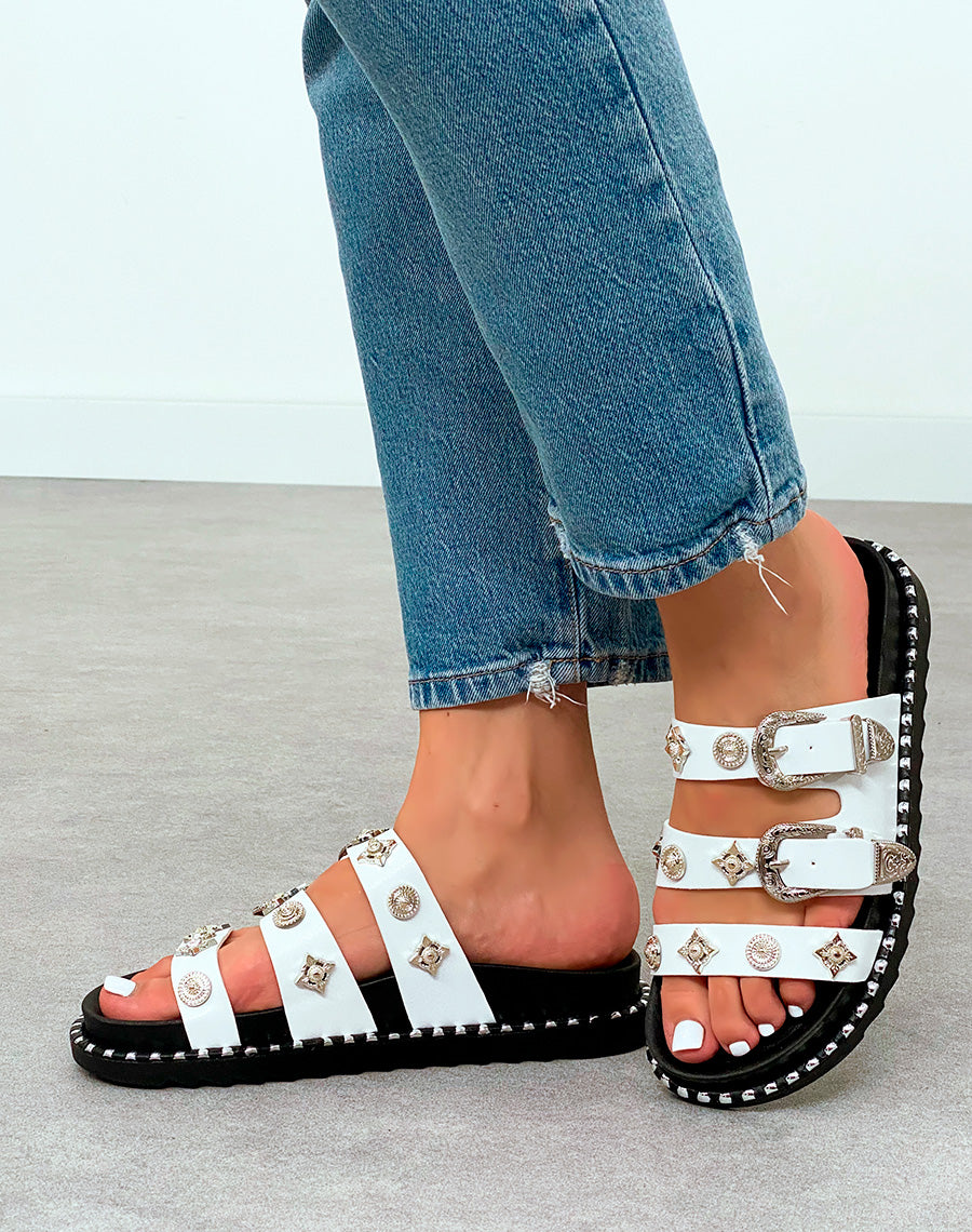 Mules Femme Blanches Cloutées avec Brides Bijoux Argentées et Plateforme Crantée