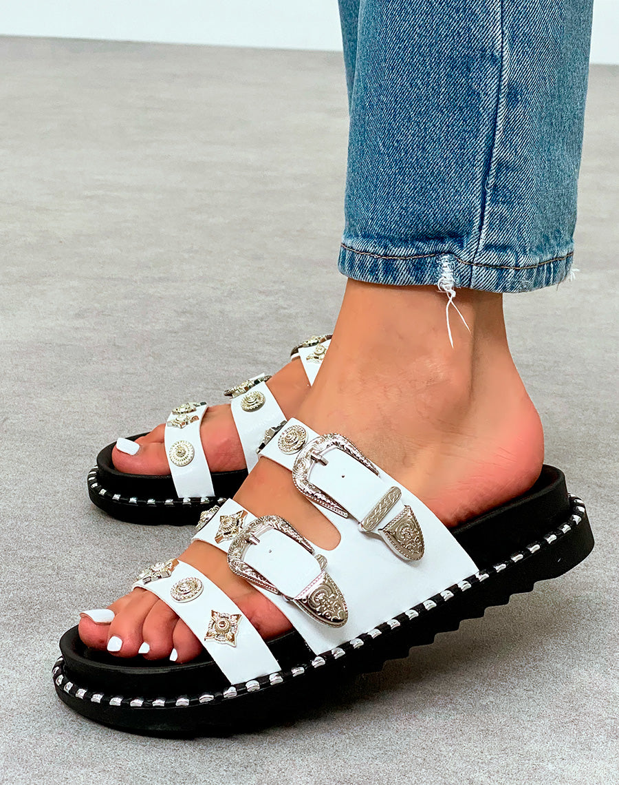 Mules Femme Blanches Cloutées avec Brides Bijoux Argentées et Plateforme Crantée