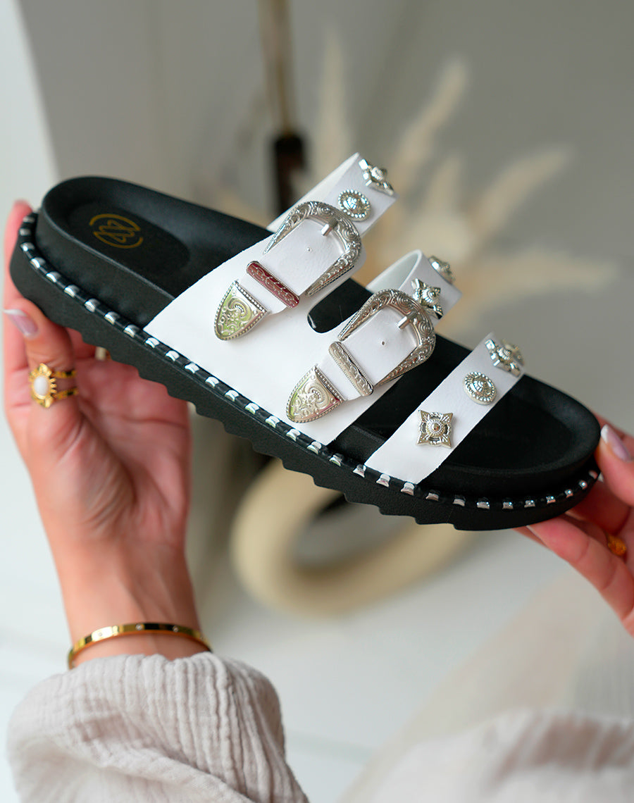 Mules Femme Blanches Cloutées avec Brides Bijoux Argentées et Plateforme Crantée