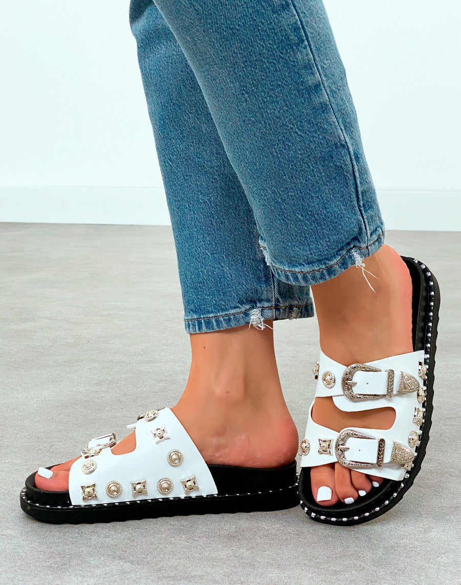 Mules Femme Blanches Cloutées à Sangles Bijoux Argentées et Plateforme Trendy
