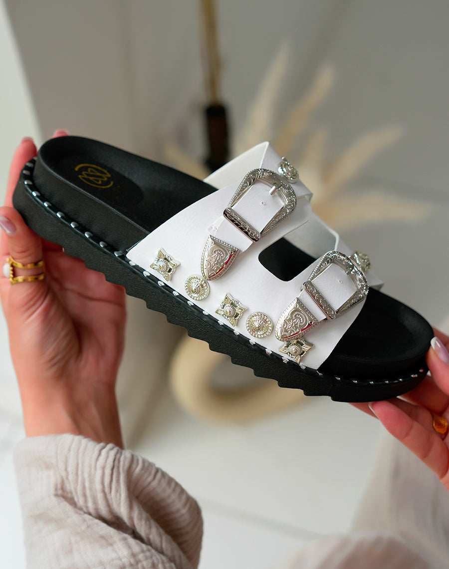 Mules Femme Blanches Cloutées à Sangles Bijoux Argentées et Plateforme Trendy