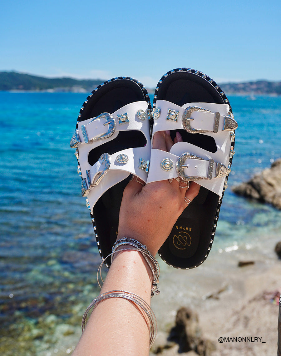 Mules Femme Blanches Cloutées à Sangles Bijoux Argentées et Plateforme Trendy