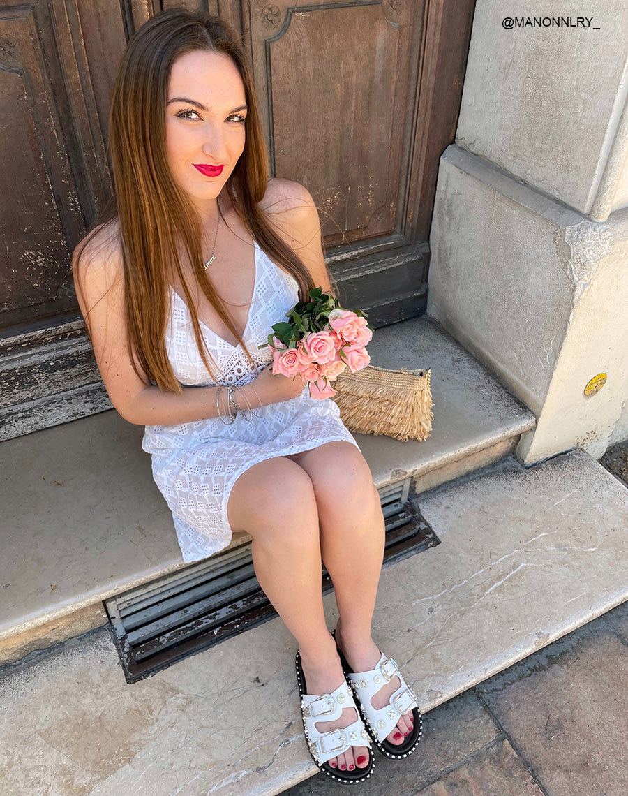 Mules Femme Blanches Cloutées à Sangles Bijoux Argentées et Plateforme Trendy