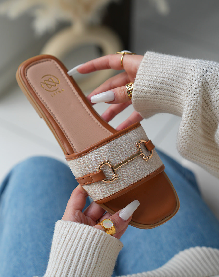 Mules Femme Camel Chic avec Bride Tissée Beige et Ornements Dorés