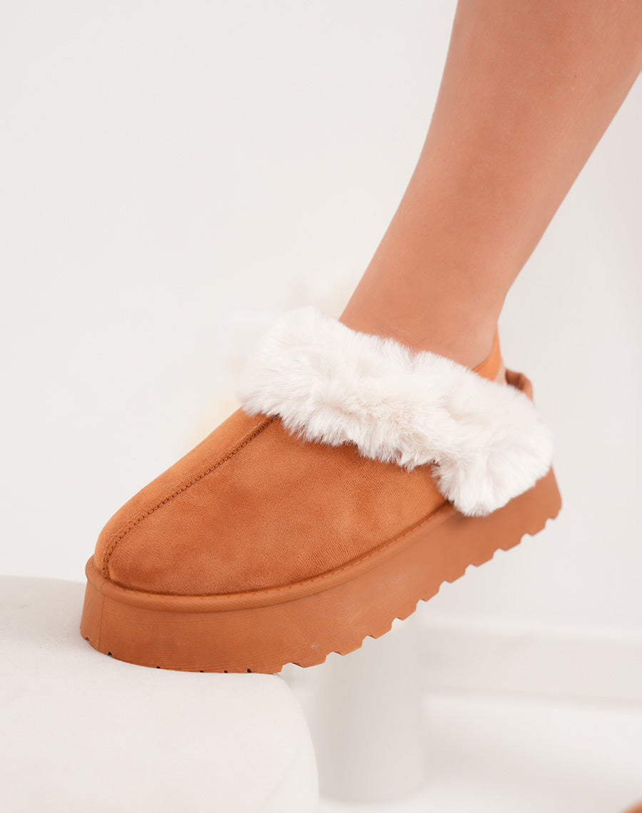 Mules femme camel en suédine fourrée avec lanière ajustable et semelle crantée