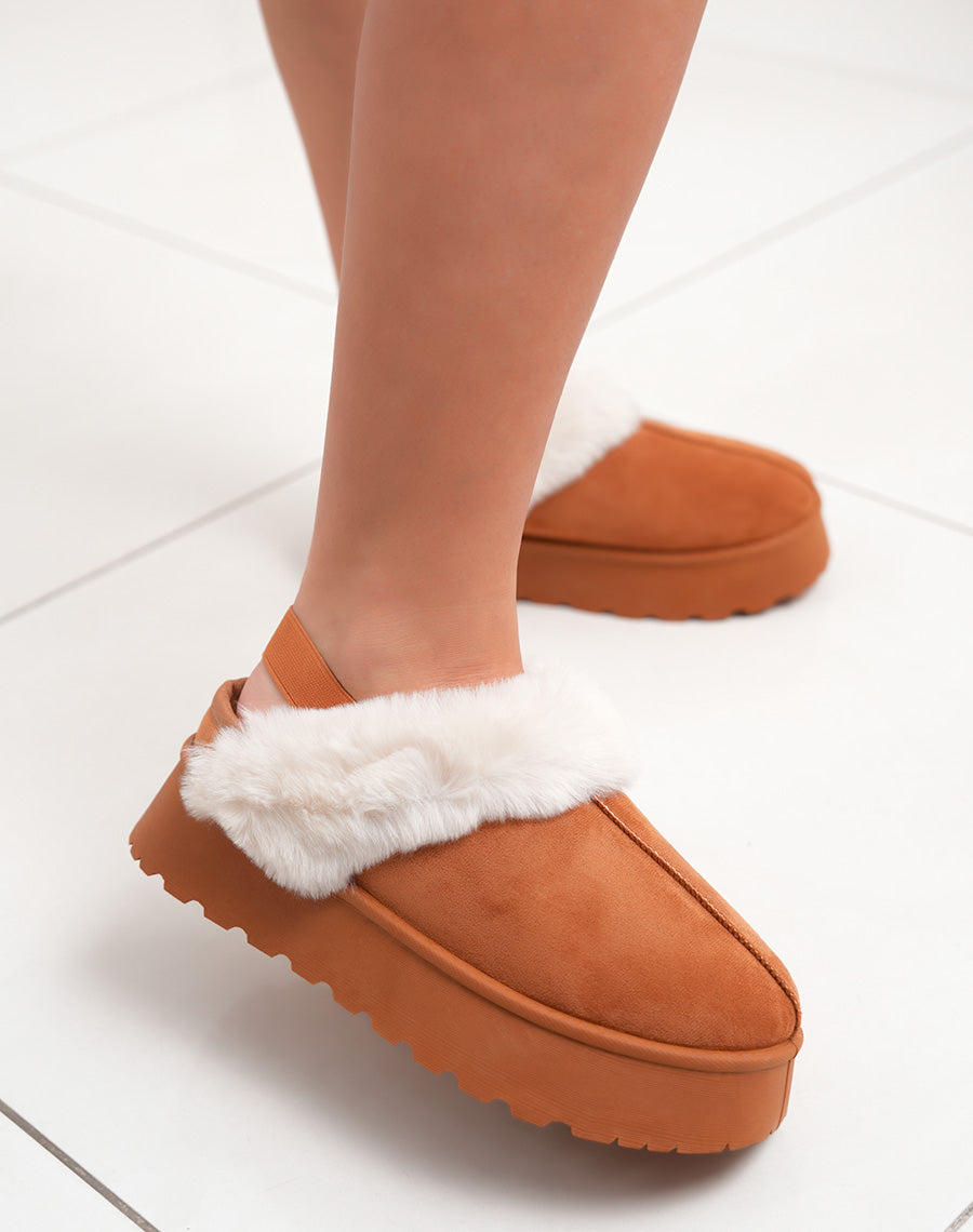 Mules femme camel en suédine fourrée avec lanière ajustable et semelle crantée