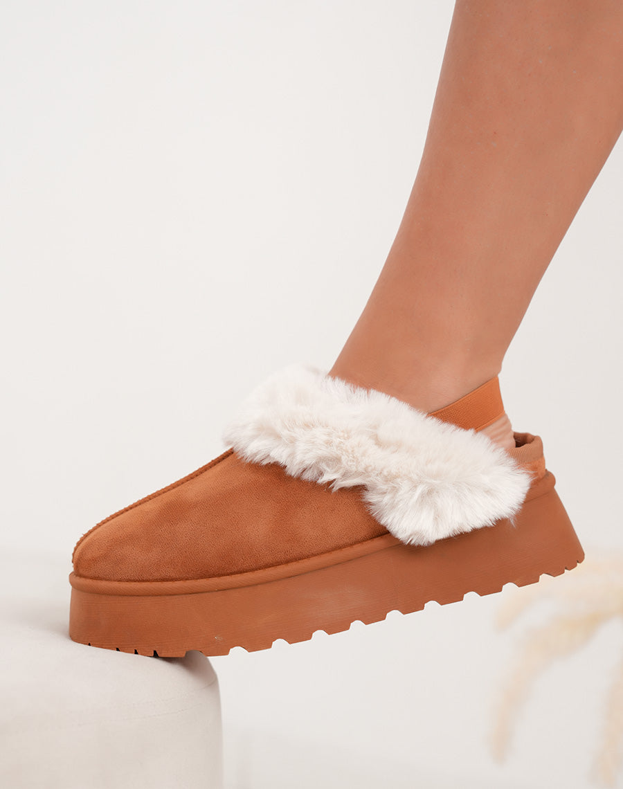 Mules femme camel en suédine fourrée avec lanière ajustable et semelle crantée