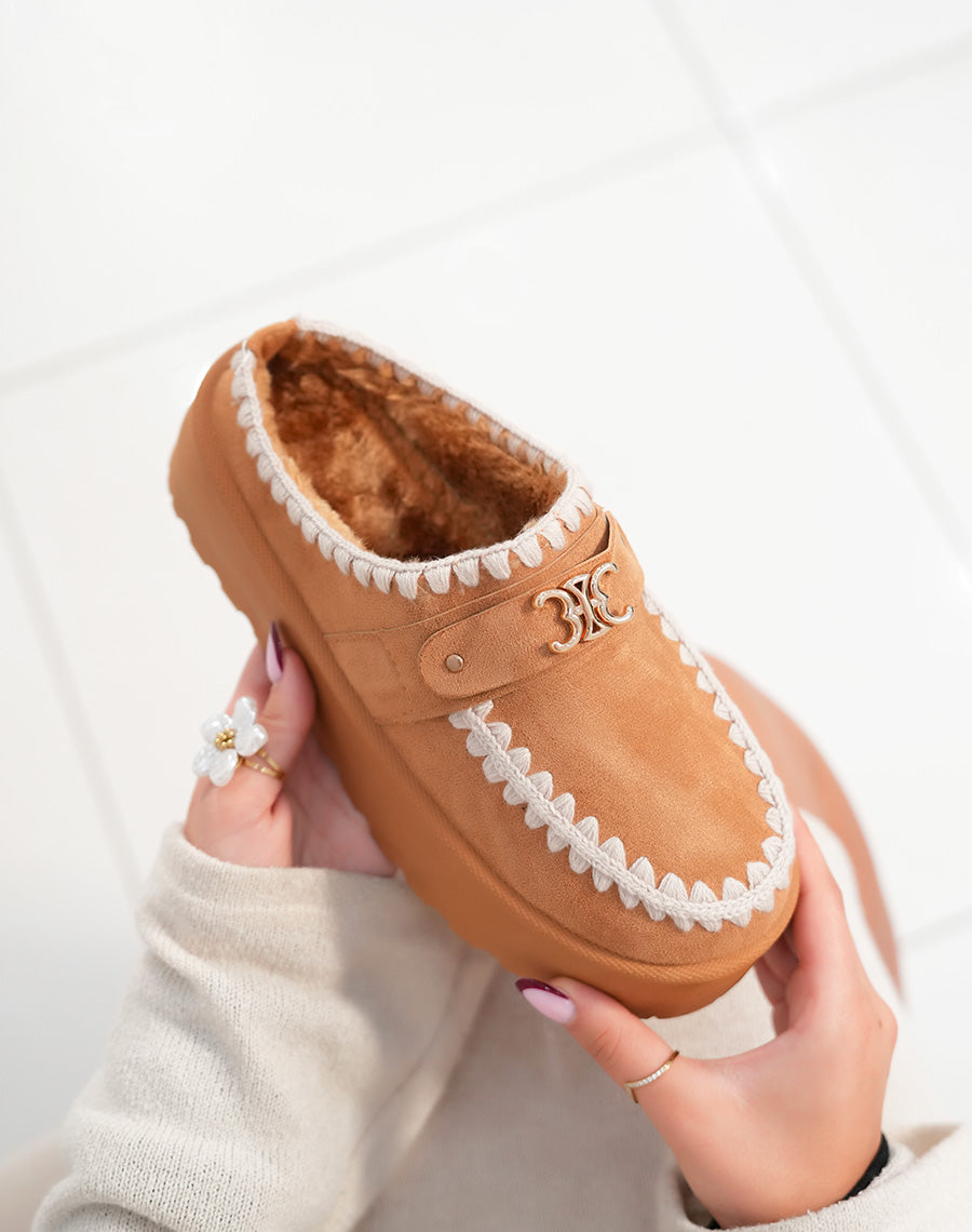 Mules femme camel fourrées avec plateforme détail corde et bijou doré