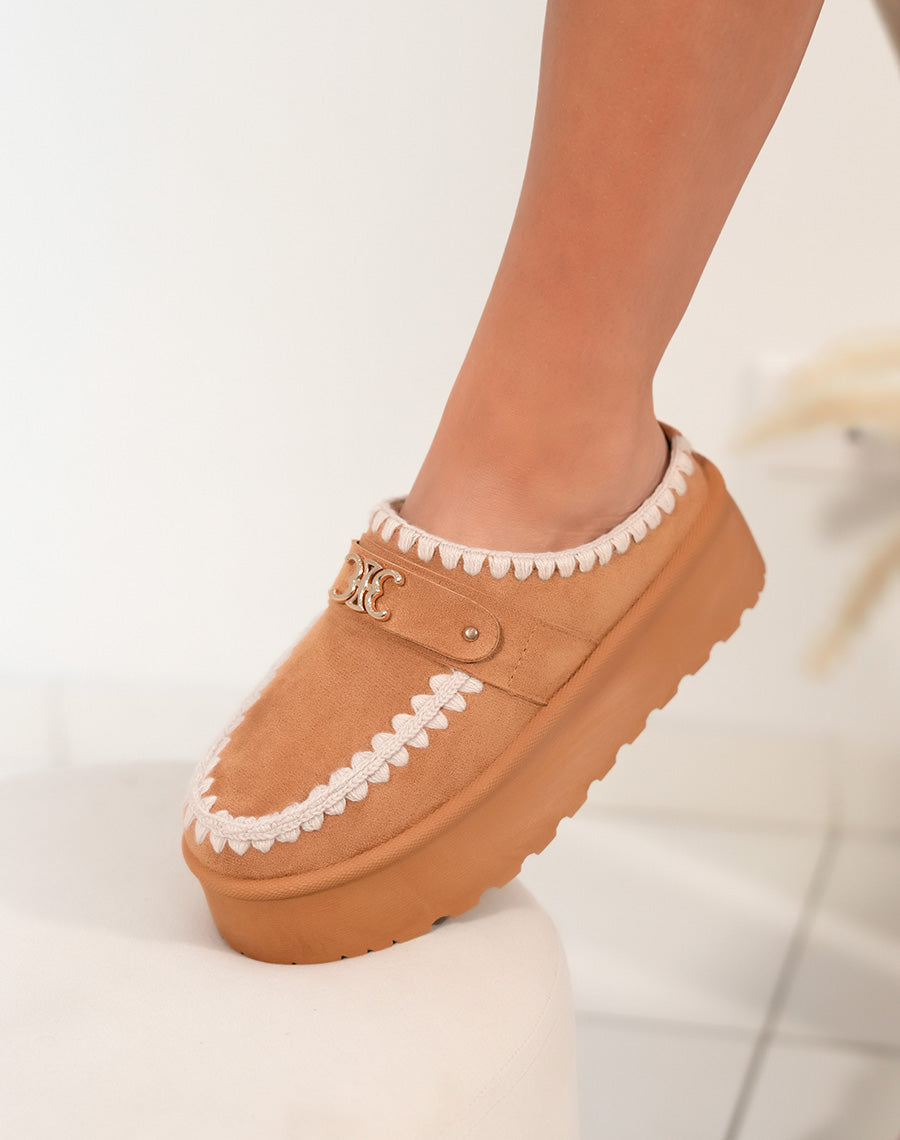 Mules femme camel fourrées avec plateforme détail corde et bijou doré