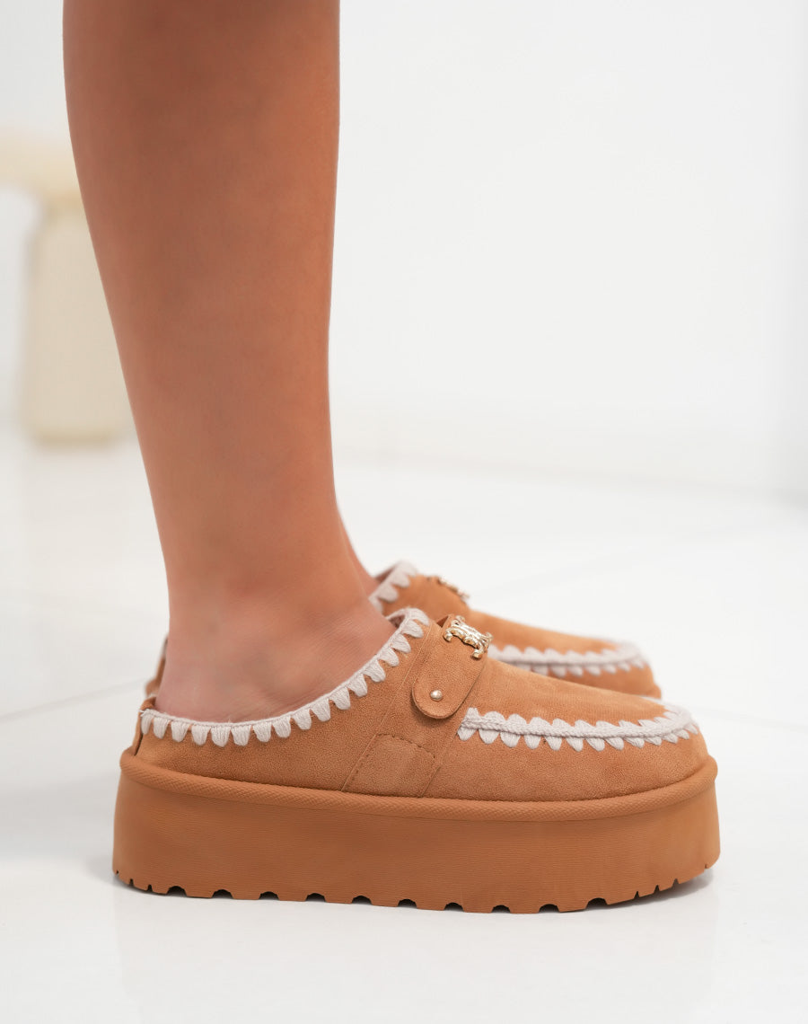 Mules femme camel fourrées avec plateforme détail corde et bijou doré