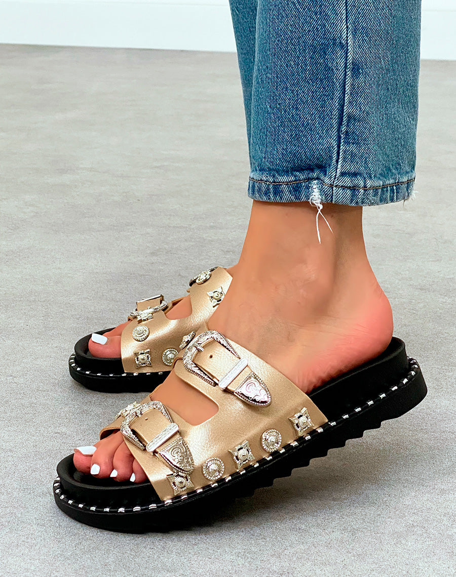 Mules Femme Dorées Métallisées à Sangles Bijoux Argentées et Plateforme Cloutée