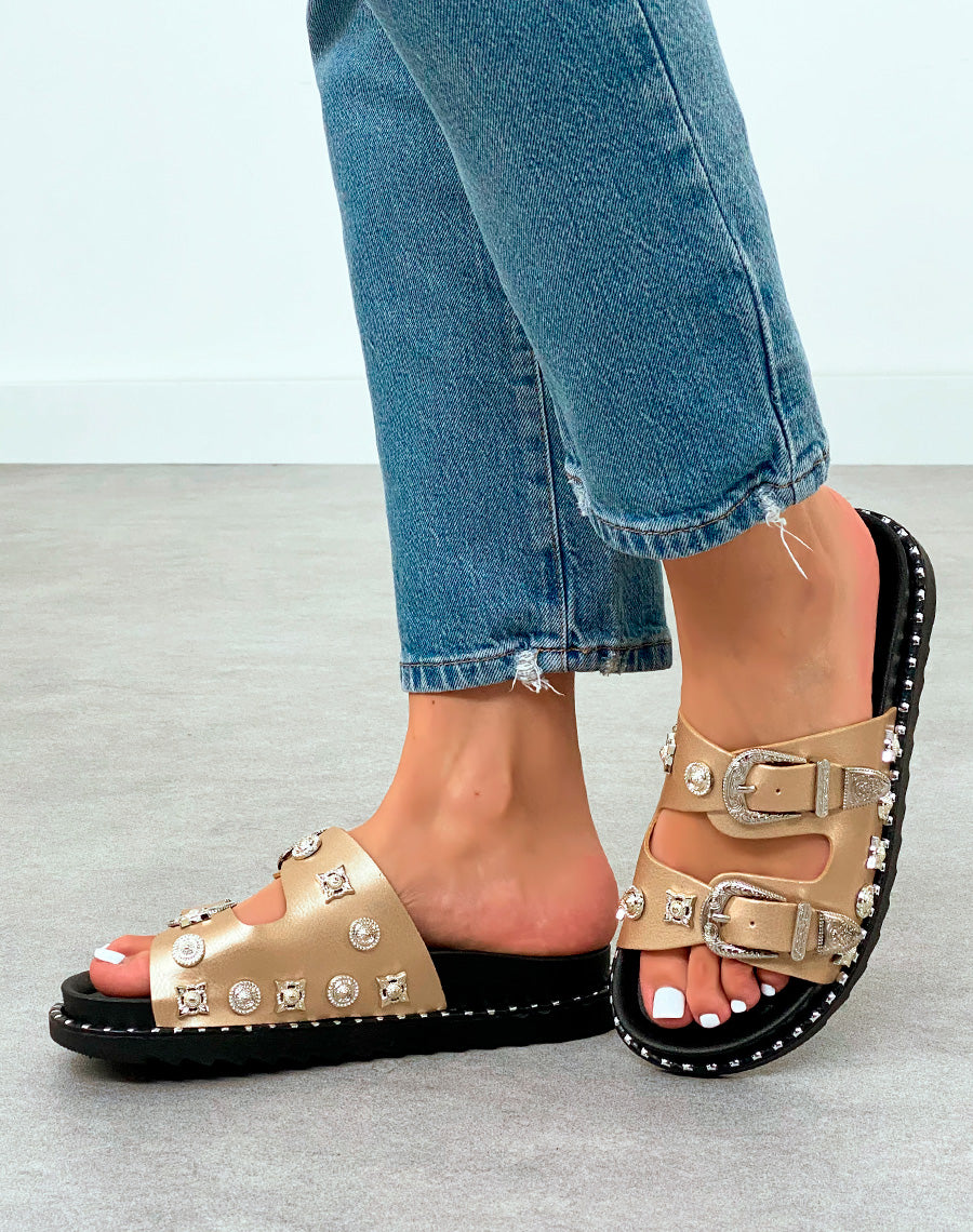Mules Femme Dorées Métallisées à Sangles Bijoux Argentées et Plateforme Cloutée