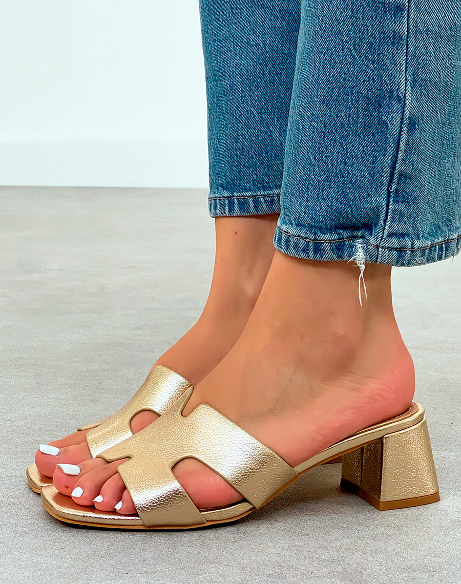 Mules Femme Doré à Petit Talon Carré et Brides Entrecroisées – Élégance et Lumineux