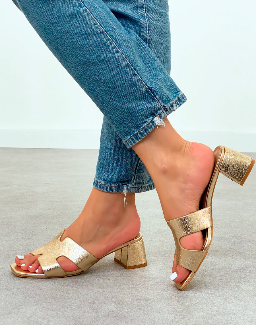 Mules Femme Doré à Petit Talon Carré et Brides Entrecroisées – Élégance et Lumineux