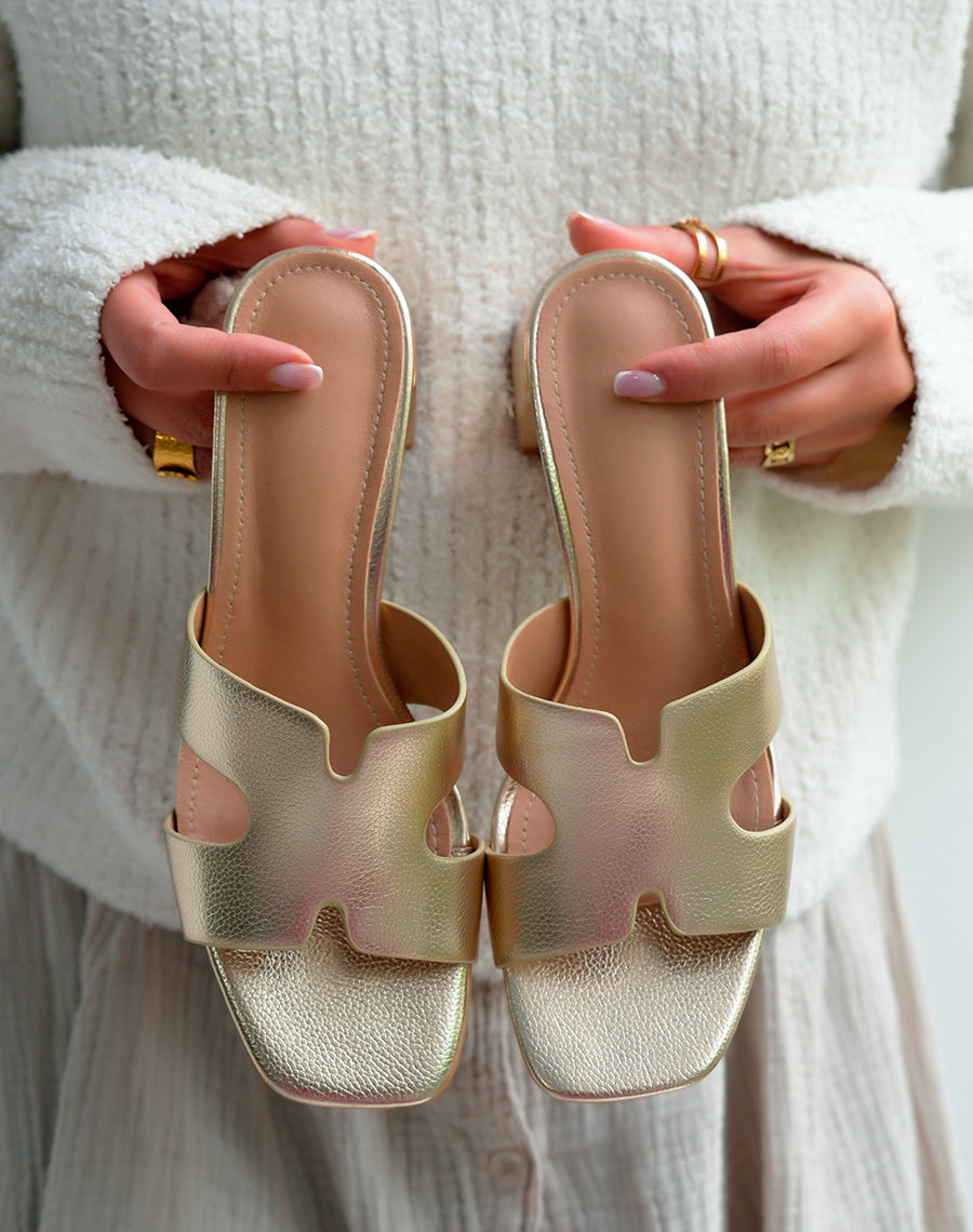 Mules Femme Doré à Petit Talon Carré et Brides Entrecroisées – Élégance et Lumineux