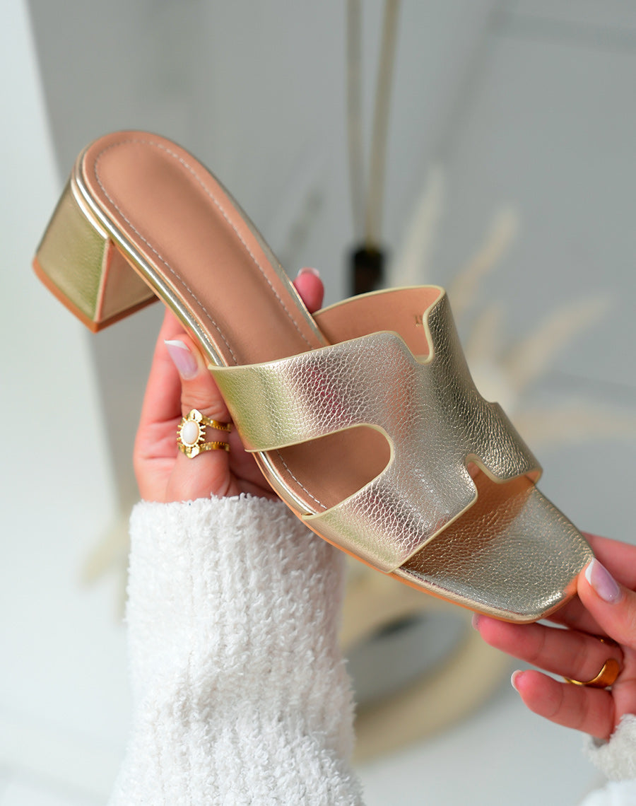 Mules Femme Doré à Petit Talon Carré et Brides Entrecroisées – Élégance et Lumineux