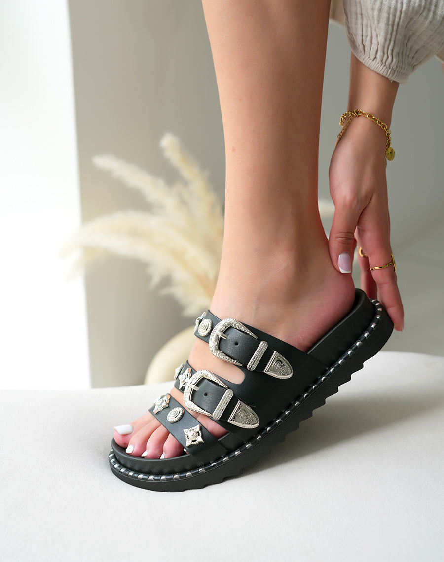 Mules Femme Noires Cloutées avec Triple Brides Bijoux Argentées et Plateforme Tendance