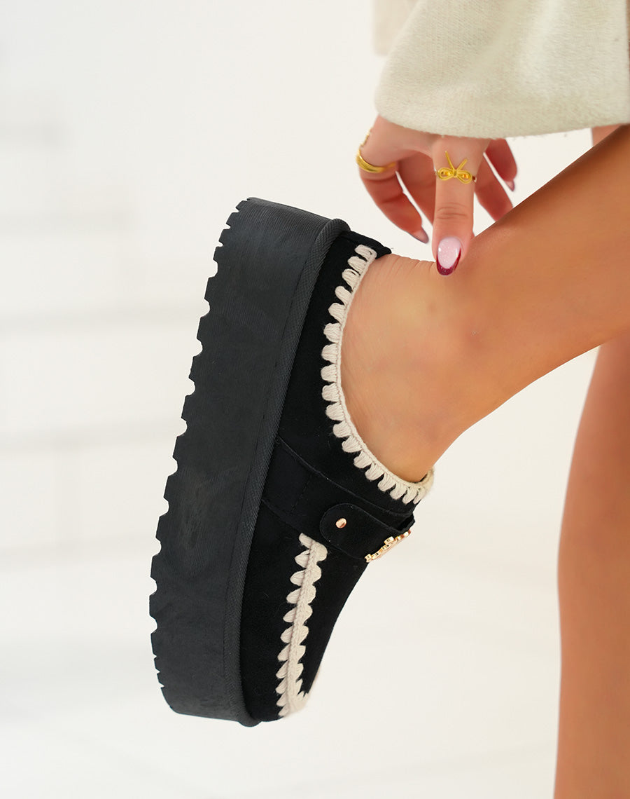 Mules femme noires tendance avec broderies beige et détail doré