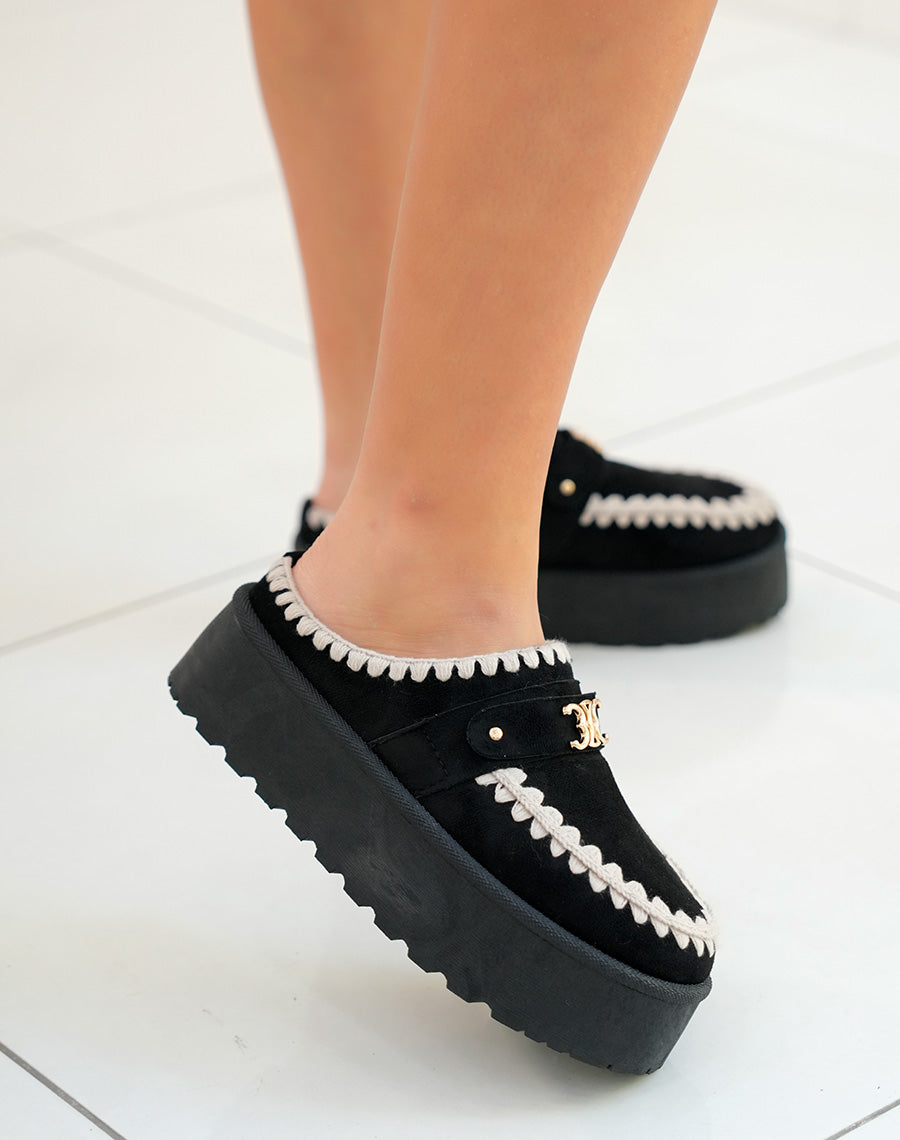 Mules femme noires tendance avec broderies beige et détail doré