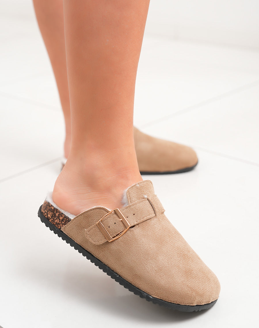 Mules femme taupe en suédine fourrée avec boucle dorée
