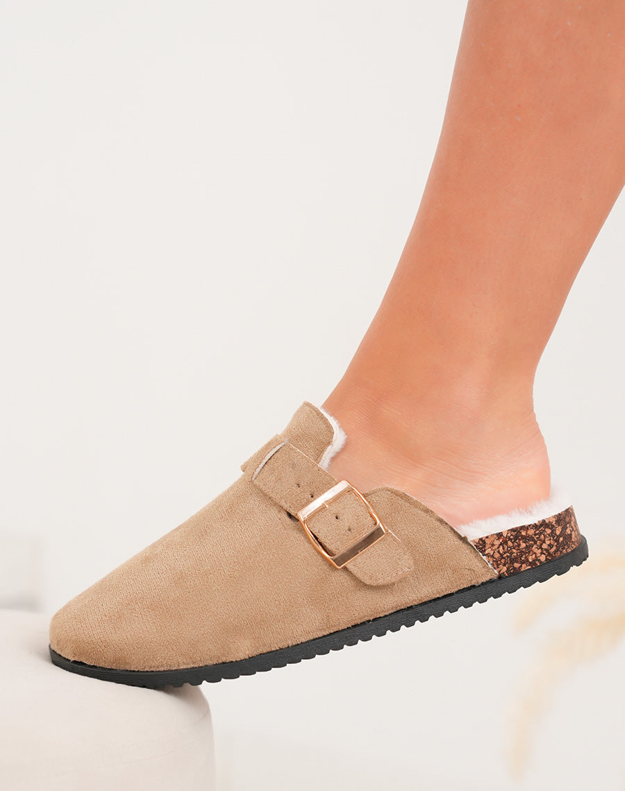 Mules femme taupe en suédine fourrée avec boucle dorée