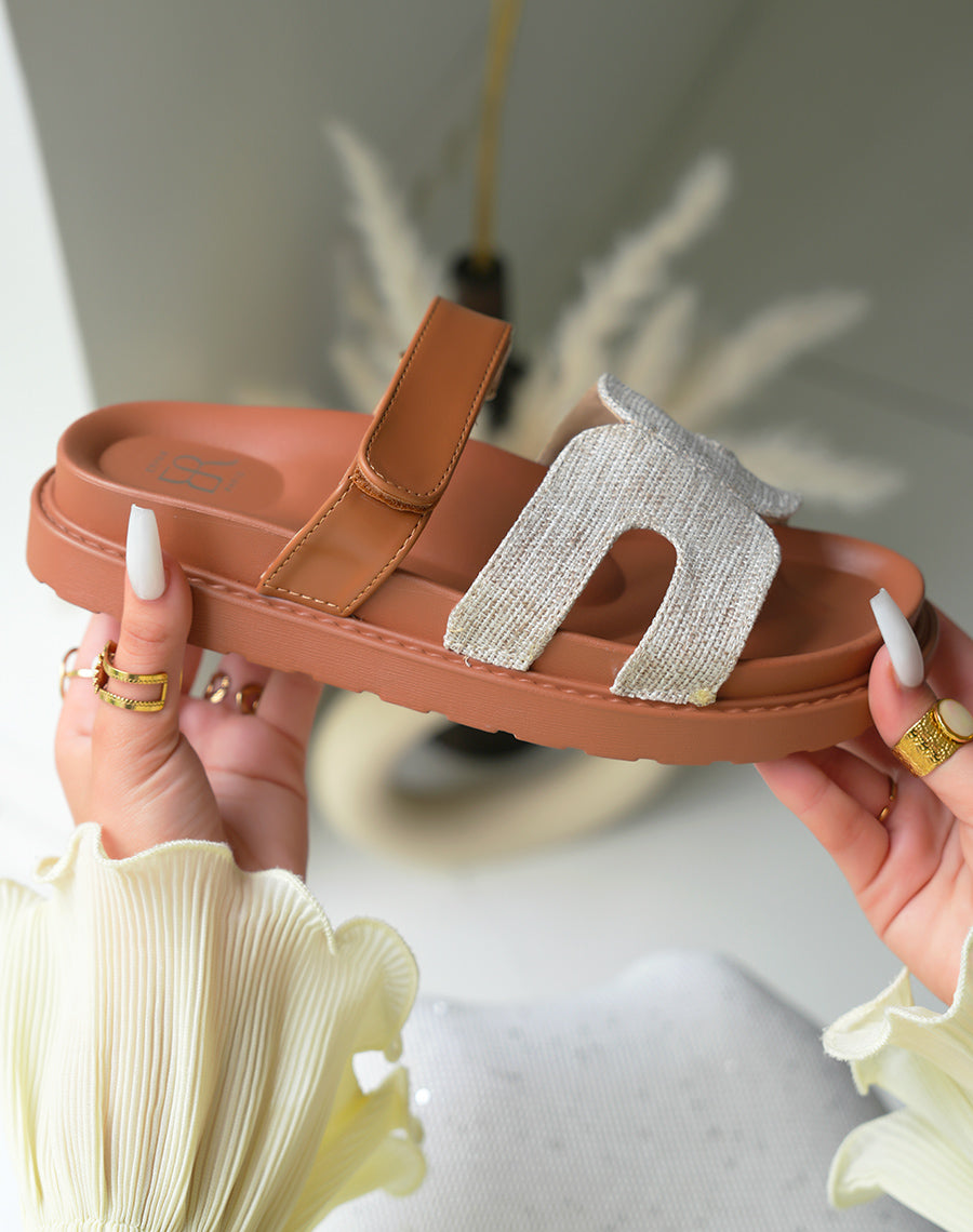 Mules femmes bi-matières et bi-couleurs beige et camel avec bride scratch