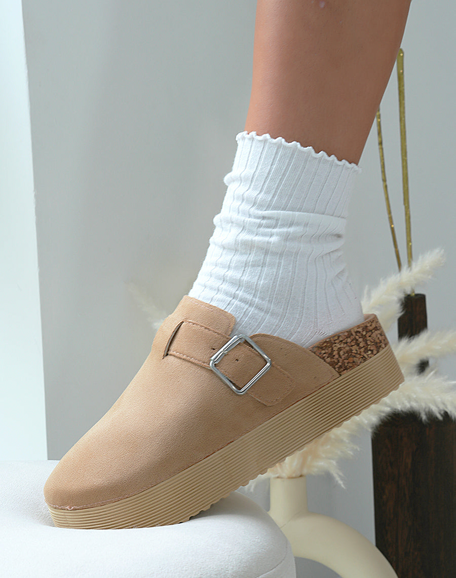 Mules fermées femme en suédine beige avec plateforme épaisse élégantes et confortables