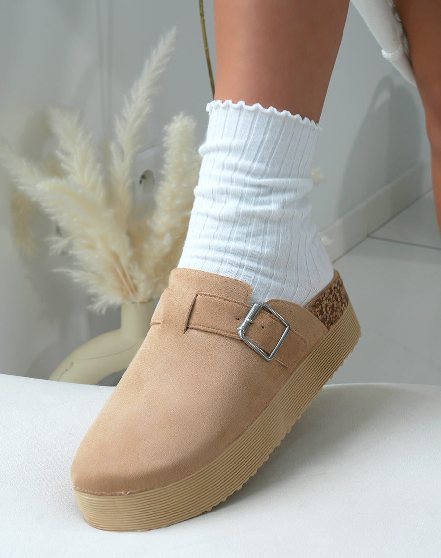 Mules fermées femme en suédine beige avec plateforme épaisse élégantes et confortables
