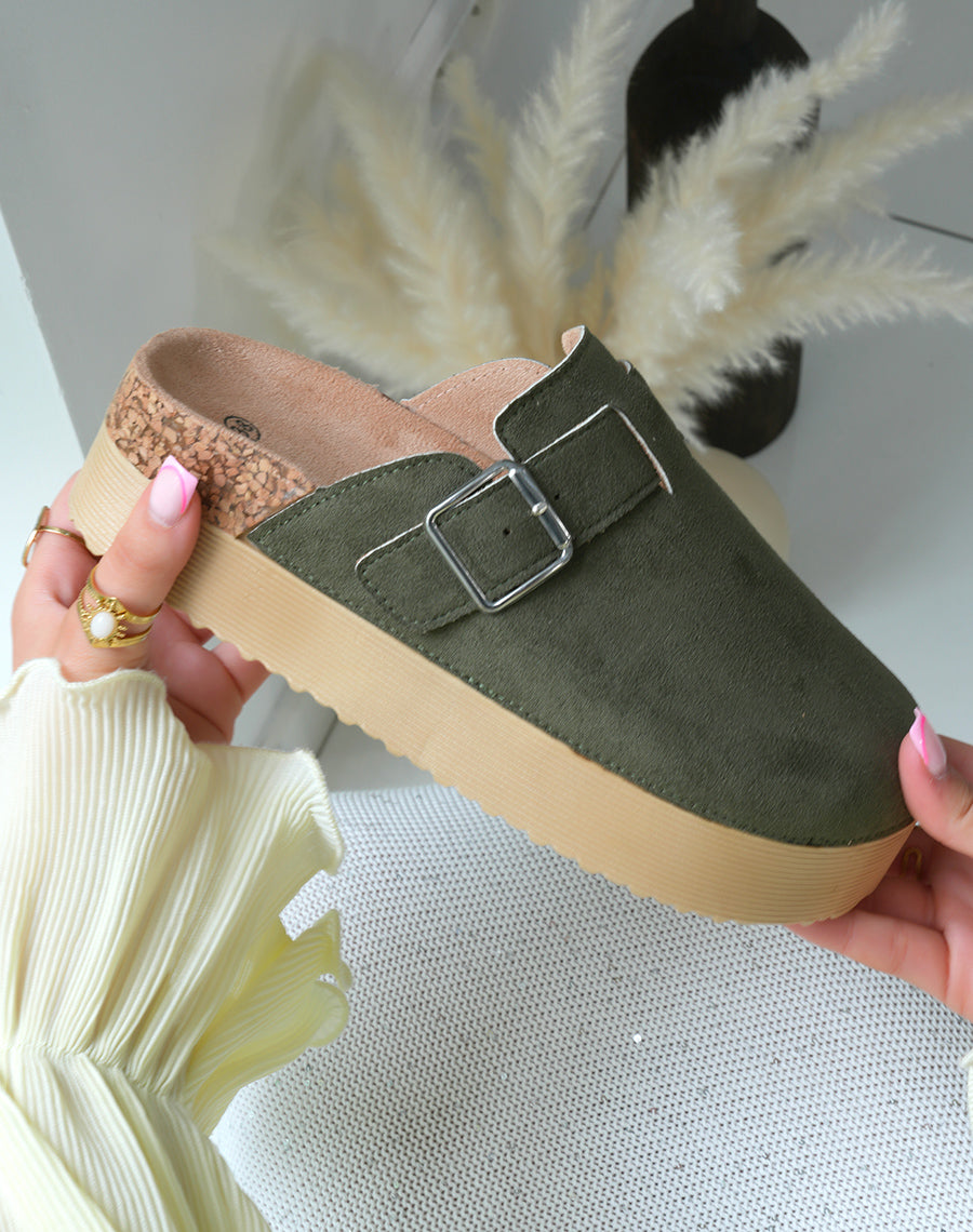 Mules fermées femme en suédine kaki avec plateforme épaisse élégantes et confortables