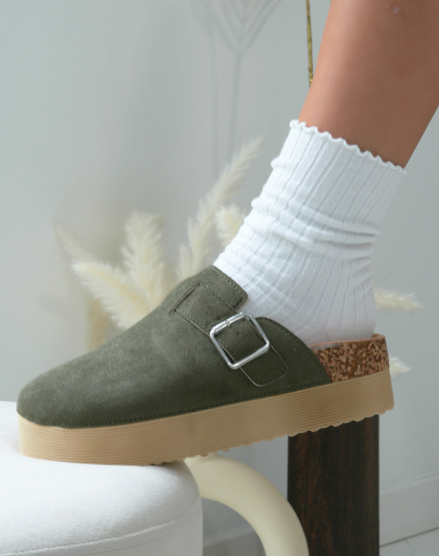 Mules fermées femme en suédine kaki avec plateforme épaisse élégantes et confortables