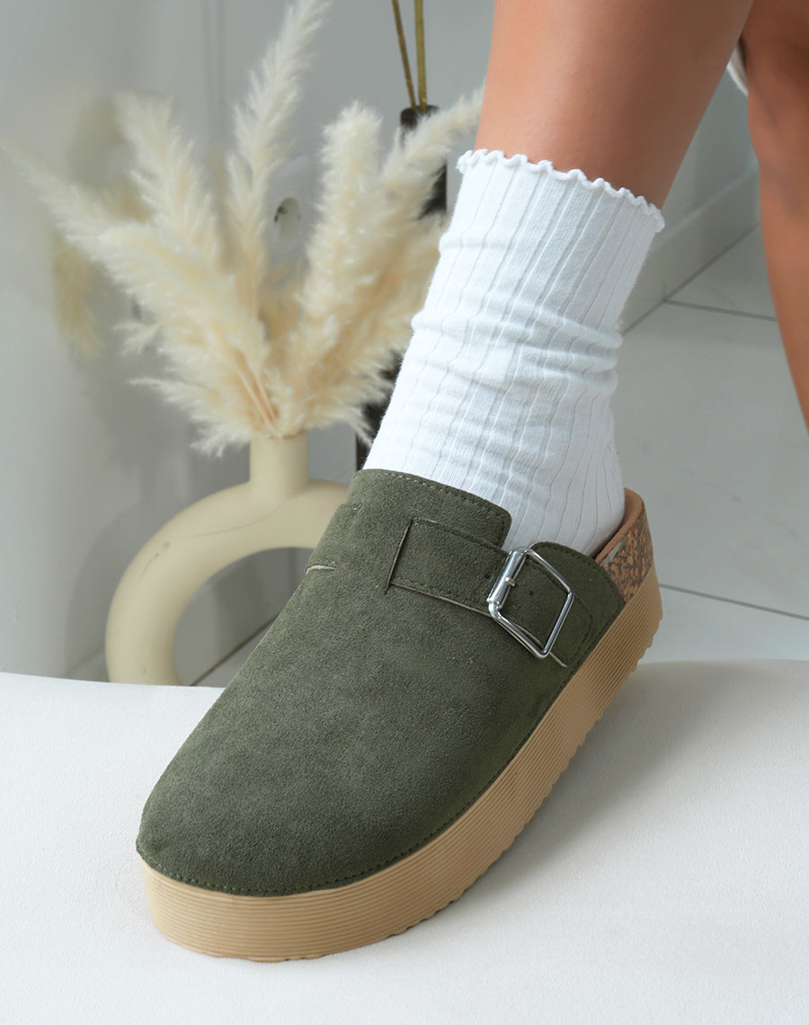 Mules fermées femme en suédine kaki avec plateforme épaisse élégantes et confortables