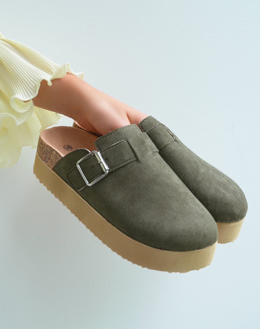 Mules fermées femme en suédine kaki avec plateforme épaisse élégantes et confortables
