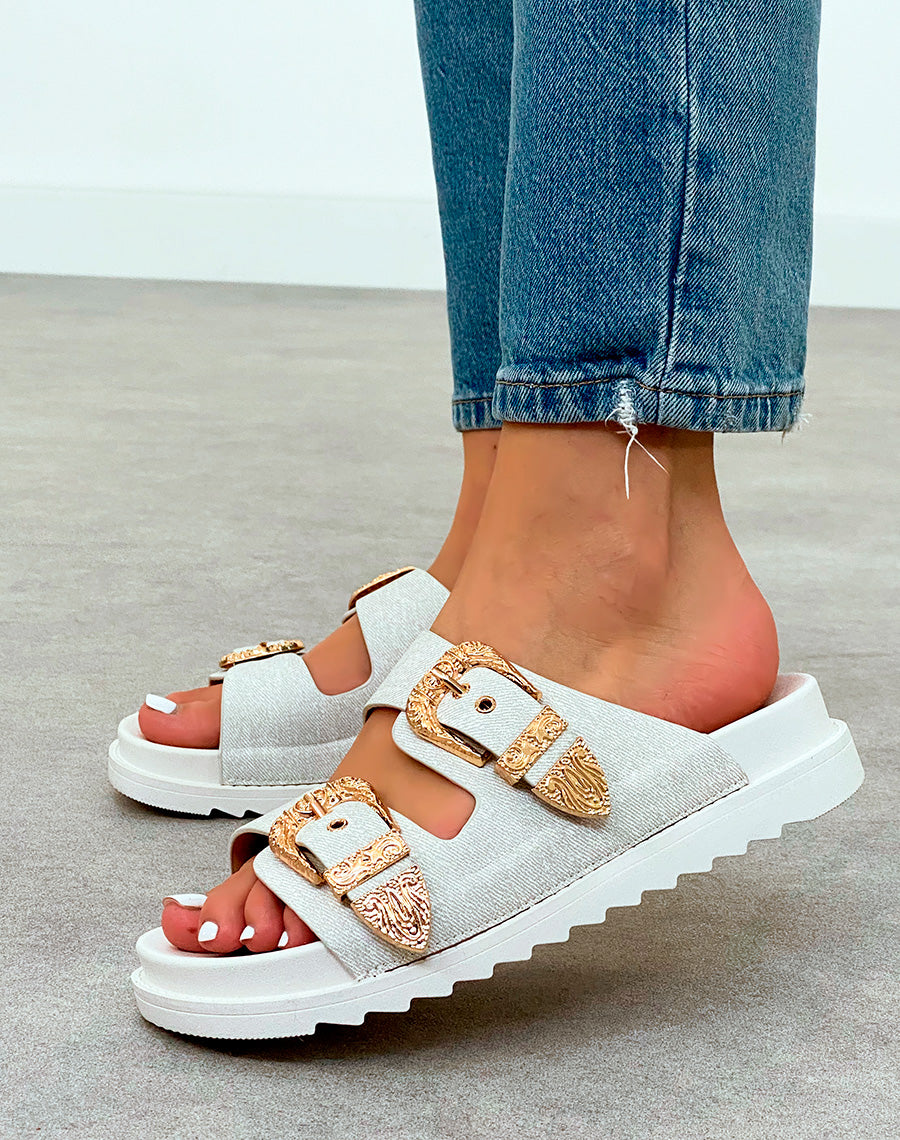 Mules Gris Clair avec Doubles Sangles et Boucles Dorées – Sophistication Urbaine