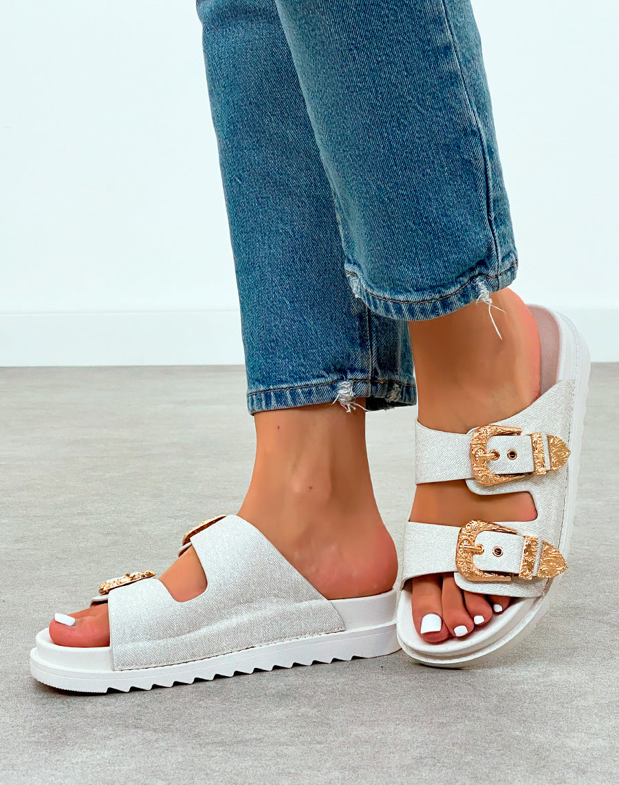 Mules Gris Clair avec Doubles Sangles et Boucles Dorées – Sophistication Urbaine