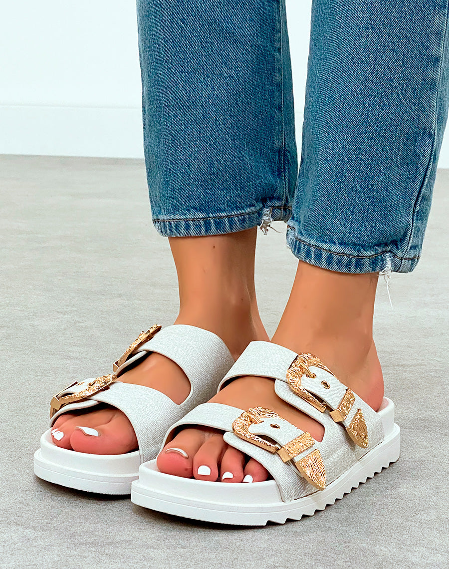 Mules Gris Clair avec Doubles Sangles et Boucles Dorées – Sophistication Urbaine