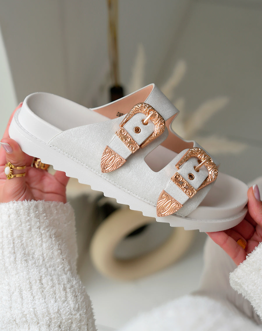 Mules Gris Clair avec Doubles Sangles et Boucles Dorées – Sophistication Urbaine