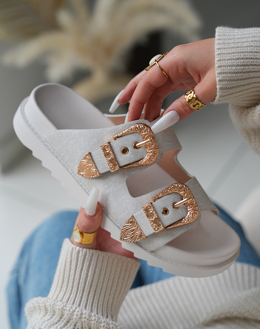 Mules Gris Clair avec Doubles Sangles et Boucles Dorées – Sophistication Urbaine
